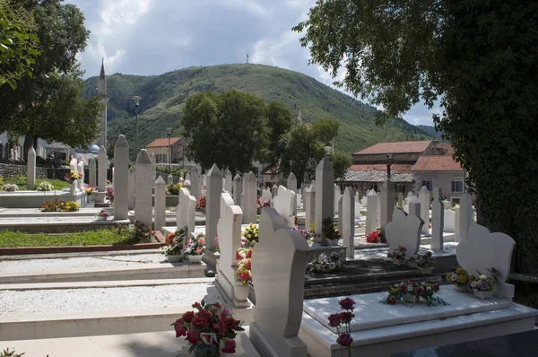 波斯尼亚 2018 烈士墓地周围的建筑物被毁在二十世纪九十年代冲突中的墓地附近 Nesuh Vucijakovic 清真寺 Dzamija Lipom 清真寺下的椴树 — 图库照片