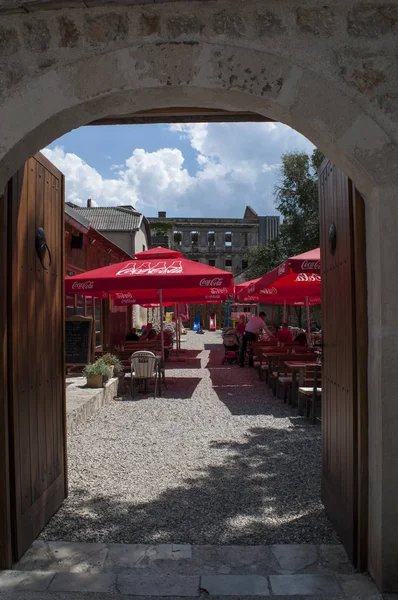 Bosna, 5/07/2018: bir saray bombalandı, Mostar, kim Ortaçağ Times Stari Most (Old Bridge korunan köprü bekçileri sonra (mostari) adlı eski şehrin sokaklarında Bosna Savaşı (1992-1995) sırasında) 