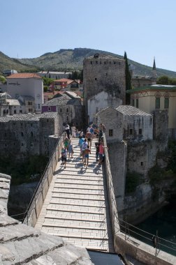 Mostar, 06/07/2018: Stari Most insanlar 16. yüzyıl Osmanlı Hırvat-Bosna Savaşı, 2004'te yeniden Hırvat askeri güçleri tarafından 1993 yılında yıkılan köprü 
