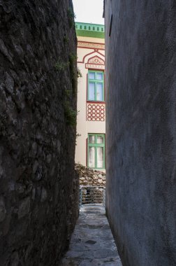 Bosna, 5/07/2018: Mostar, Avusturya-Macaristan kural (18781918 döneminde Avusturya-Macaristan mimari saray örneği ile Neretva Nehri üzerindeki tarihi kent sokakları)