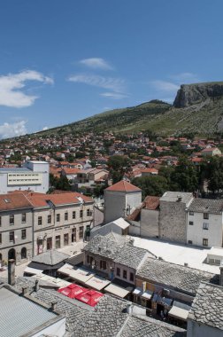 Bosna, 06/07/2018: çatılar ve Mostar, kim Ortaçağ Times Stari Most (Old Bridge korunan köprü bekçileri sonra (mostari) adlı eski şehir manzarası) 