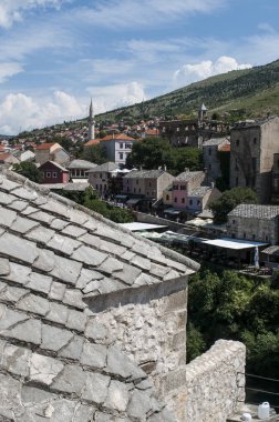 Bosna, 06/07/2018: çatılar ve Mostar, kim Ortaçağ Times Stari Most (Old Bridge korunan köprü bekçileri sonra (mostari) adlı eski şehir manzarası) 