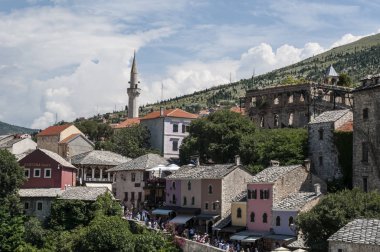 Mostar, Bosna, 06/07/2018: eski çarşı Kujundziluk, Müslüman ve Türk Mahallesi eski şehrin batı tarafında yer Stari Most (Eski Köprü manzarası)