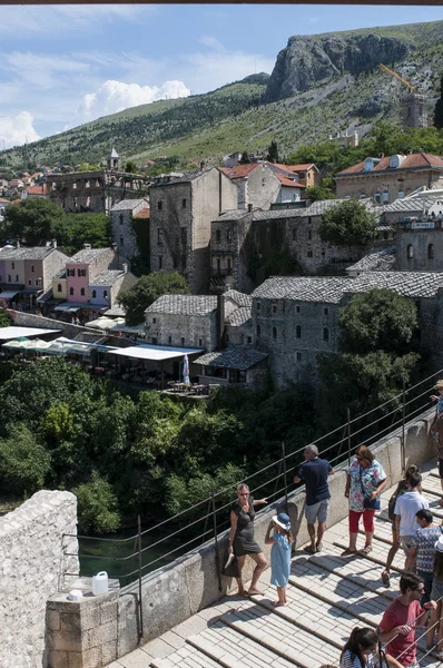 Mostar 2018 Personas Stari Most Puente Otomano Del Siglo Xvi —  Fotos de Stock