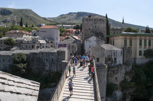 Mostar, 06/07/2018: Stari Most insanlar 16. yüzyıl Osmanlı Hırvat-Bosna Savaşı, 2004'te yeniden Hırvat askeri güçleri tarafından 1993 yılında yıkılan köprü 
