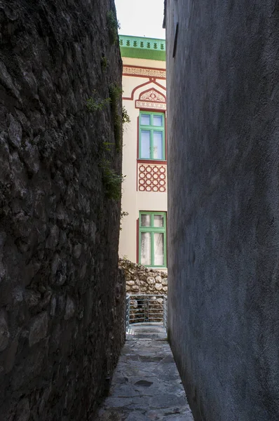 Bosna, 5/07/2018: Mostar, Avusturya-Macaristan kural (18781918 döneminde Avusturya-Macaristan mimari saray örneği ile Neretva Nehri üzerindeki tarihi kent sokakları)