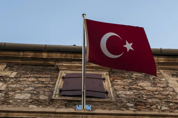 Bosna-Hersek, 06/07/2018: Türkiye dalgalanan kırmızı bayrak, Türk Başkonsolosluğu Mostar eski şehir bina