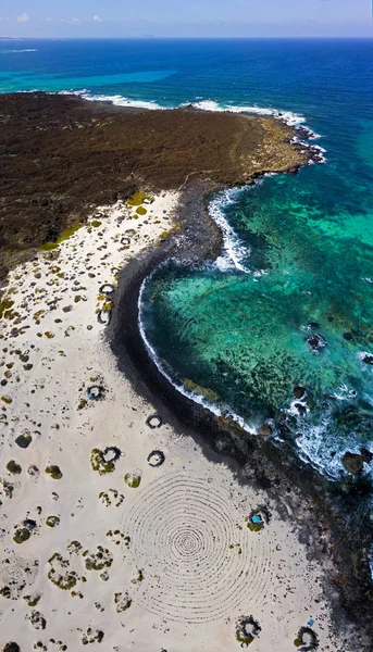 Sarmal Caleta, sarmal beach, çakıl bir sarmal oluşturan zeminde hava görünümünü. Orzola, Lanzarote, Kanarya Adaları, İspanya. Afrika. Plaj ve volkanik kökenli ve berrak deniz engebeli kıyı şeridi
