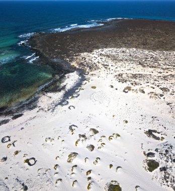 Caleta del Mojn Blanco, ıssız kumsalı ve engebeli kıyı şeridi hava görünümünü. Orzola, Lanzarote, Kanarya Adaları, İspanya, Afrika