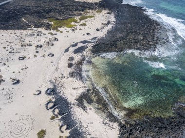 Caleta del Mojn Blanco, ıssız kumsalı ve engebeli kıyı şeridi hava görünümünü. Orzola, Lanzarote, Kanarya Adaları, İspanya, Afrika