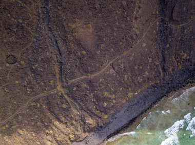 Havadan görünümü Adası Lanzarote, Kanarya Adaları, İspanya'nın dağlık kıyıları. Afrika. Kabartmalar deniz ve toprak yollarını bakan. Yürüyüş parkurları