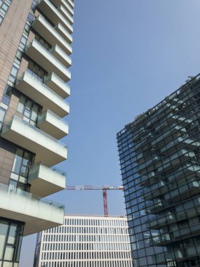 Milan, şantiyeler ve binalar, yeni Milan yeni binalarda. Şehir canlanma, binalar ile yüksek enerji verimliliği. Konut çözümleri. Solaryum panelleri Tower. Gökdelenler, Alvar Aalto kare. İtalya. 10/15/201