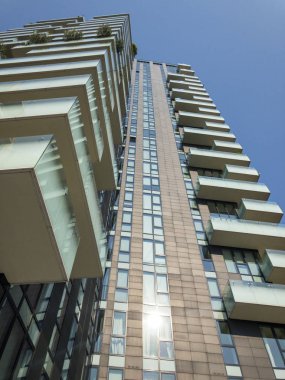 Milan, şantiyeler ve binalar, yeni Milan yeni binalarda. Şehir canlanma, binalar ile yüksek enerji verimliliği. Konut çözümleri. Solaryum panelleri Tower. Gökdelenler, Alvar Aalto kare. İtalya. 10/15/201