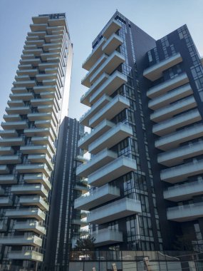 Solaryum panelleri tower, Milan, Porta Nuova gökdelen konut, İtalya. Milan Yönetim Merkezi. İtalya'nın en yüksek konut binası. 10/15/2018. Yaya Köprüsü Gae Aulenti Meydanı'na görüntülemek