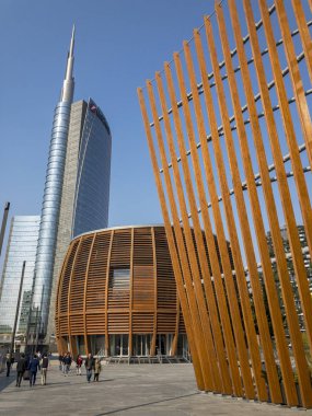 Unicredit Kulesi, Unicredit Pavilion ve Alvar Aalto kare sonunda Yaya Köprüsü'nden görülen bina Coima. 10/15/2018. Milan, İtalya. Unicredit Kulesi İtalya'nın en yüksek gökdelen yapıdır
