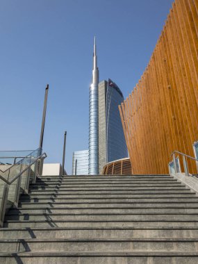 Unicredit Kulesi, Unicredit Köşk ve Alvar Aalto meydanında bina Coima giden merdivenler. 15/10/2018. Milan, İtalya. Unicredit Kulesi İtalya en yüksek gökdelendir