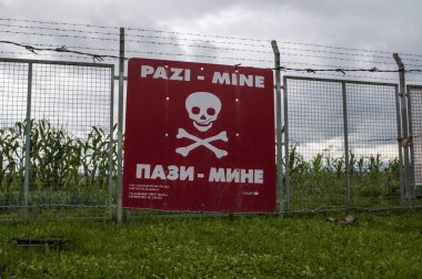 Saraybosna, 08/07/2018: dikenli tel ve uyarı işareti mayın Saraybosna tünel Müzesi'nde bir mayın tarlası çoğaltılması için hangi 1993 yılında Saraybosna kuşatması sırasında inşa yeraltı tüneli konut