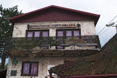 Saraybosna, 08/07/2018: Kolar Aile, şimdi Saraybosna tünel hangi evde gizli Müzesi, ev görünümünü 1993 yılında Saraybosna kuşatması sırasında inşa yeraltı tüneli Kuzey girişinde