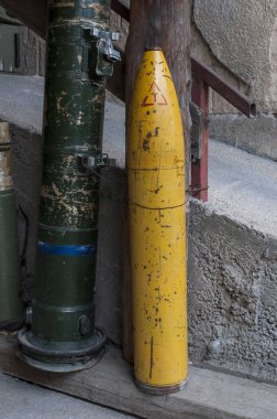 Saraybosna, 08/07/2018: bombalar, mühimmat ve Saraybosna tünel Müzesi altında mermi hangi Kolar aile evi gizli 1993 yılında Şehir kuşatması sırasında inşa yeraltı tüneli