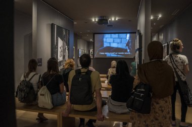 Galerija Müzesi Saraybosna, 08/07/2018: ölüm tanıklıklar ve Temmuz 1995 Srebrenica katliamı hikayesi ile bir belgesel seyreden Bosnalı Sırp ordusu tarafından işlenen Boşnaklar soykırım
