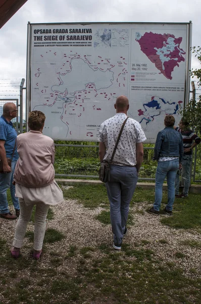 Sarajevo 2018 Pessoas Assistindo Mapa Cerco Sarajevo Tribunal Casa Família — Fotografia de Stock