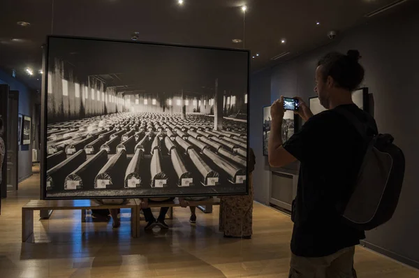 Museo Galerija Sarajevo 2018 Hombre Viendo Imágenes Fosas Comunes Cementerio — Foto de Stock