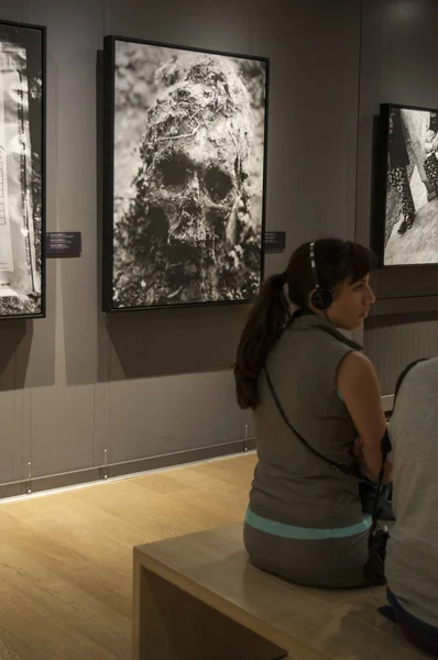 Museo Galerija Sarajevo 2018 Mujer Viendo Imágenes Desde Fosas Comunes — Foto de Stock