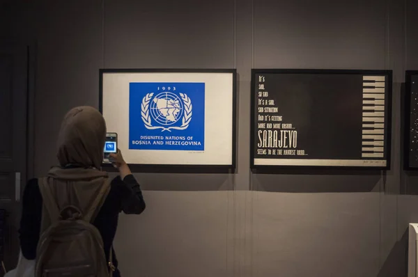 Museo Galerija Sarajevo 2018 Una Mujer Velada Observando Las Obras — Foto de Stock