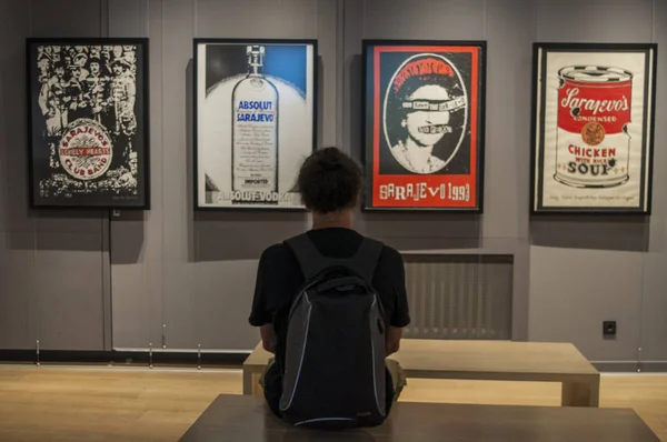 Museo Galerija Sarajevo 2018 Hombre Observando Las Obras Trio Sarajevo — Foto de Stock