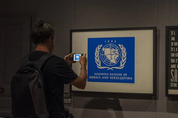 Museo Galerija Sarajevo 2018 Hombre Observando Las Obras Trio Sarajevo — Foto de Stock