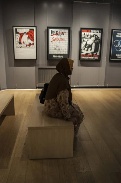 Museo Galerija Sarajevo 2018 Una Mujer Velada Observando Las Obras — Foto de Stock