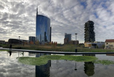 Ağaçlar, yeni Milan park Kütüphanesi. Unicredit gökdelen. 11/07/2018. Gökdelenlerin Bosco Verticale, dikey orman panoramik manzaralı yolları Park. Lombardy, İtalya