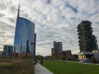 Ağaçlar, yeni Milan park Kütüphanesi. Unicredit gökdelen. 11/07/2018. Gökdelenlerin Bosco Verticale, dikey orman panoramik manzaralı yolları Park. Lombardy, İtalya