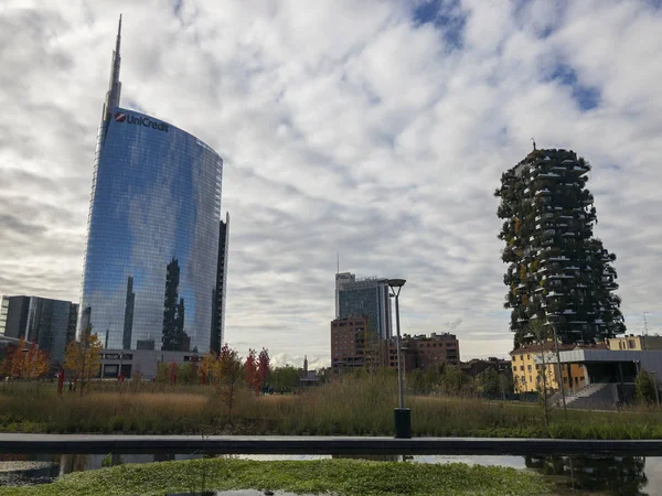 Biblioteka Drzew Nowy Milan Park Unicredit Wieżowiec 2018 Ścieżkami Parku — Zdjęcie stockowe