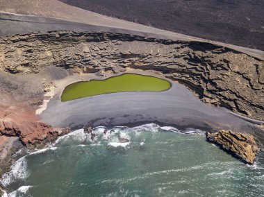 Havadan görünümü Charco de Los Clicos, küçük bir tuzlu su göl bir zümrüt yeşil renkli bir siyah çakıl plajı, gölü çevreleyen kaya oluşumları görünümünü ayarlayın. Lanzarote, Kanarya Adaları, İspanya, Europe