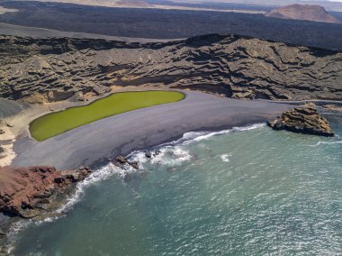 Havadan görünümü Charco de Los Clicos, bir zümrüt yeşil renk ile küçük bir tuz gölü. Lanzarote, Kanarya Adaları, İspanya, Europe