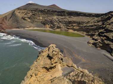 Havadan görünümü Charco de Los Clicos, bir zümrüt yeşil renk ile küçük bir tuz gölü. Lanzarote, Kanarya Adaları, İspanya, Europe