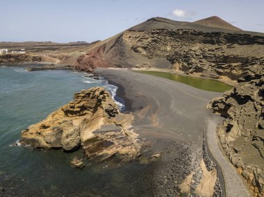 Havadan görünümü Charco de Los Clicos, bir zümrüt yeşil renk ile küçük bir tuz gölü. Lanzarote, Kanarya Adaları, İspanya, Europe