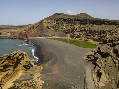 Havadan görünümü Charco de Los Clicos, bir zümrüt yeşil renk ile küçük bir tuz gölü. Lanzarote, Kanarya Adaları, İspanya, Europe