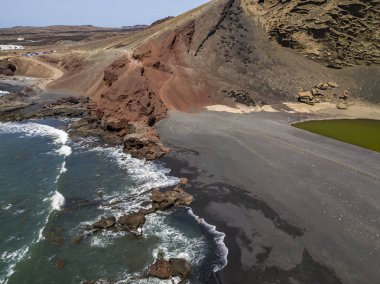 Havadan görünümü Charco de Los Clicos, küçük bir tuzlu su göl bir zümrüt yeşil renkli bir siyah çakıl plajı, gölü çevreleyen kaya oluşumları görünümünü ayarlayın. Lanzarote, Kanarya Adaları, İspanya, Europe