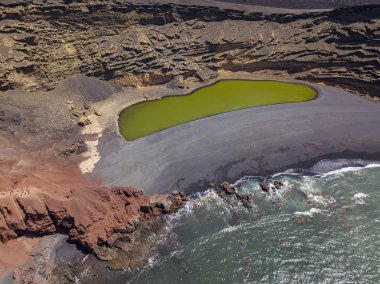 Havadan görünümü Charco de Los Clicos, küçük bir tuzlu su göl bir zümrüt yeşil renkli bir siyah çakıl plajı, gölü çevreleyen kaya oluşumları görünümünü ayarlayın. Lanzarote, Kanarya Adaları, İspanya, Europe