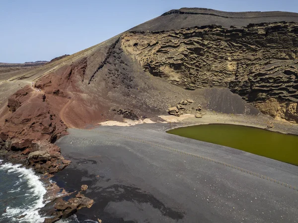 Havadan görünümü Charco de Los Clicos, küçük bir tuzlu su göl bir zümrüt yeşil renkli bir siyah çakıl plajı, gölü çevreleyen kaya oluşumları görünümünü ayarlayın. Lanzarote, Kanarya Adaları, İspanya, Europe