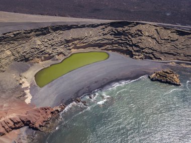 Havadan görünümü Charco de Los Clicos, küçük bir tuzlu su göl bir zümrüt yeşil renkli bir siyah çakıl plajı, gölü çevreleyen kaya oluşumları görünümünü ayarlayın. Lanzarote, Kanarya Adaları, İspanya, Europe