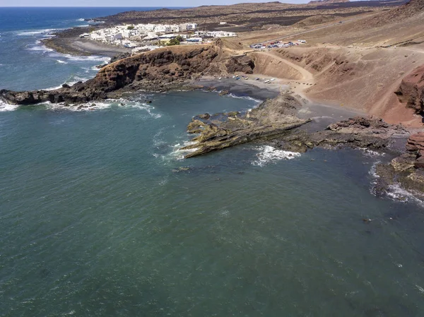 Bir kaya oluşumu üzerinde çökmesini dalgalar hava görünümünü. Playa El Golfo. Siyah beach Charco de Los Clicos. Lanzarote, Kanarya Adaları, İspanya
