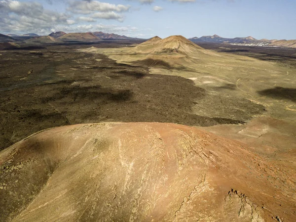 Flygfoto Över Berget Bermeja Intensiv Röd Färg Omgiven Lavafält Kustvägen — Stockfoto