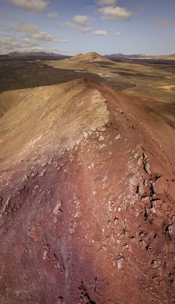 Flygfoto Över Berget Bermeja Intensiv Röd Färg Omgiven Lavafält Kustvägen — Stockfoto