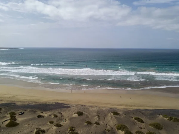 Vista Aérea Playa Famara Lanzarote Islas Canarias España Surfista Cometas —  Fotos de Stock