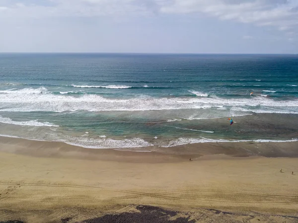 西班牙加那利群岛兰萨罗特的法马拉海滩鸟图 风筝冲浪者 — 图库照片