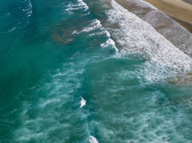 Havadan görünümü bir plaj, kıyı, sahil üzerinde çökmesini dalgalar. Famara Beach, Lanzarote, Kanarya Adaları, İspanya