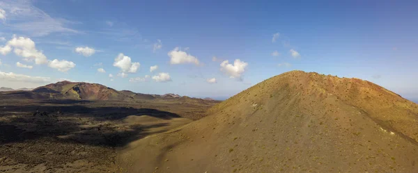 Légi Felvétel Timanfaya Nemzeti Park Gyönyörű Kilátás Nyílik Vulkánok Hegyek — Stock Fotó